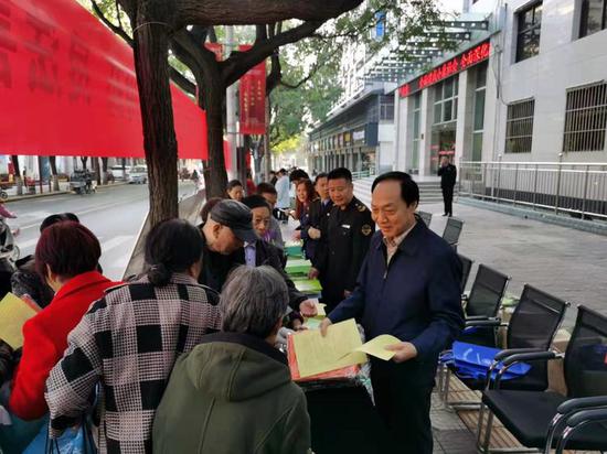 高陵区市场监管局局长张军祥为群众发放资料